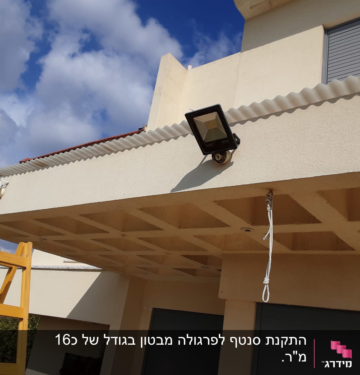 סולם עץ ליד פרגולה עם תאורה חיצונית